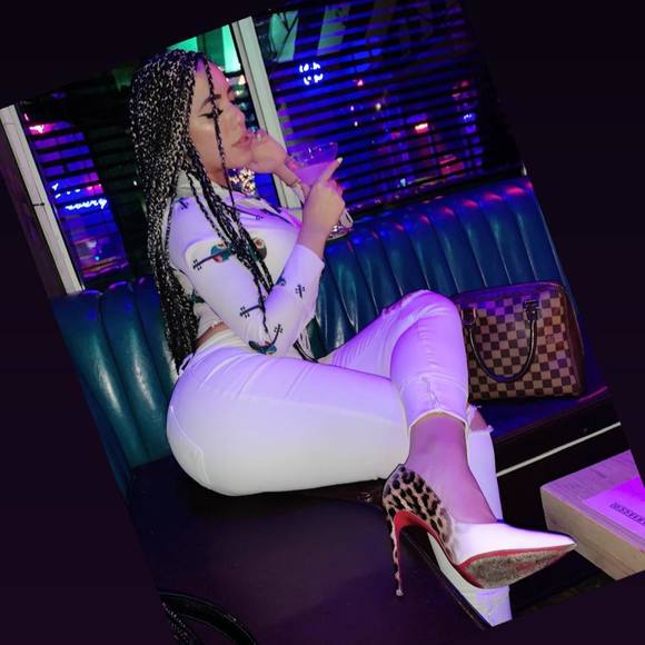 Meet your Posher, Alianne - Picture 1 of 1